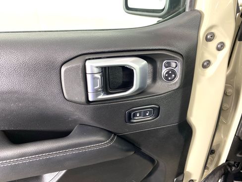 Used 2022 Jeep Wrangler Unlimited Sahara w/ Cold Weather Group image 17