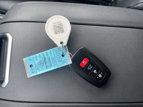 Used 2020 Toyota Highlander XLE w/ Protection Package #3 AWD/4WD image 26
