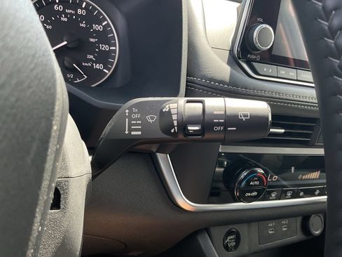 Used 2025 Nissan Rogue SV FWD image 33