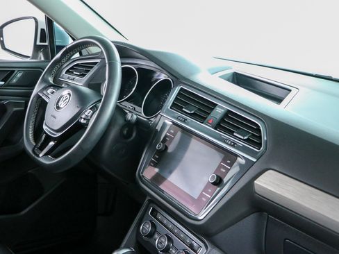 Used 2021 Volkswagen Tiguan SE w/ Panoramic Sunroof Package FWD image 27