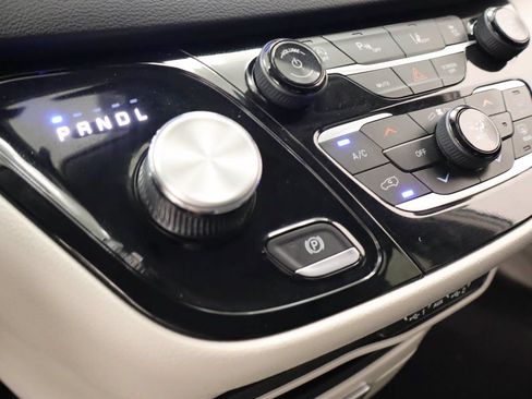 Used 2024 Chrysler Pacifica Touring-L FWD image 9