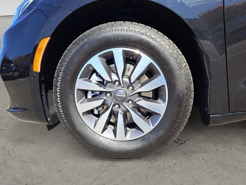 Used 2021 Chrysler Pacifica Touring-L image 14