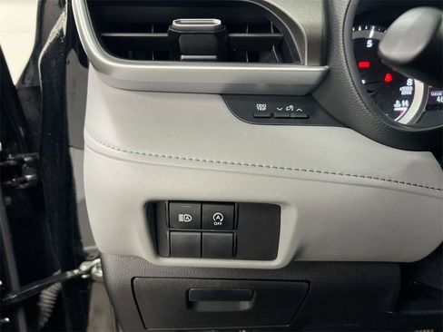Used 2023 Toyota Highlander L image 17