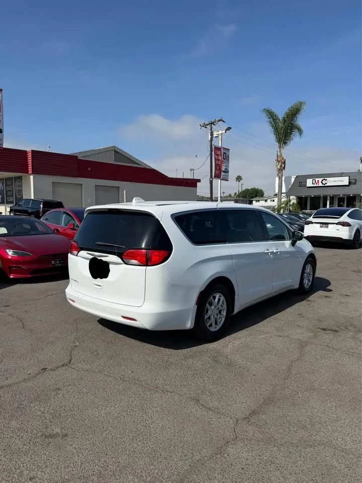 Used 2017 Chrysler Pacifica Touring FWD image 5