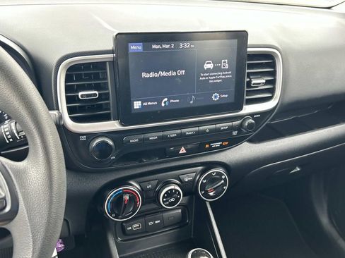 Used 2022 Hyundai Venue SE image 21