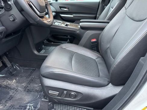 Used 2025 Toyota Sienna Limited AWD/4WD image 5