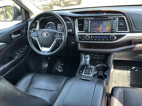 Used 2018 Toyota Highlander XLE AWD/4WD image 23