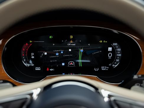 Used 2024 Bentley Bentayga AWD/4WD image 46