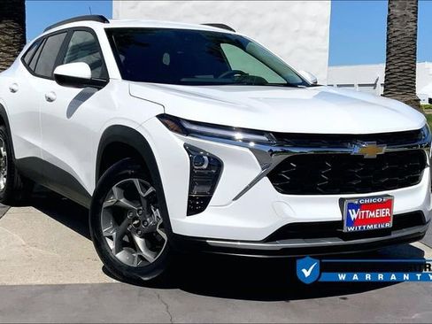 New 2025 Chevrolet Trax LT w/ Driver Confidence Package FWD image 2