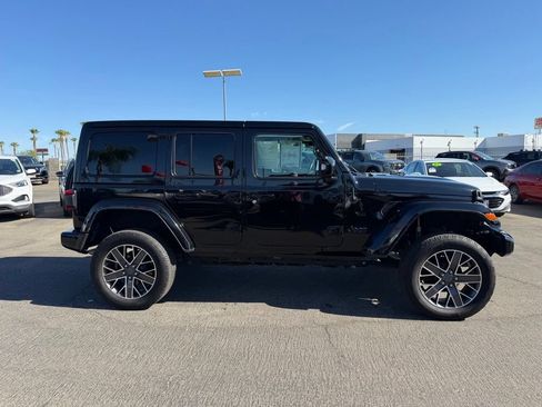Used 2022 Jeep Wrangler Unlimited Sahara AWD/4WD image 7