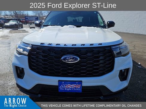 Used 2025 Ford Explorer ST-Line image 3