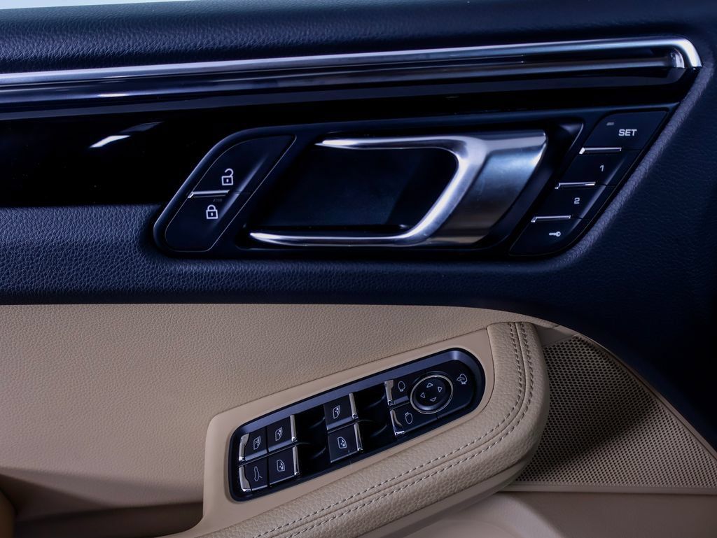 Certified 2026 Porsche Macan AWD/4WD image 13