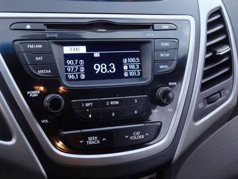 Used 2014 Hyundai Elantra SE image 19