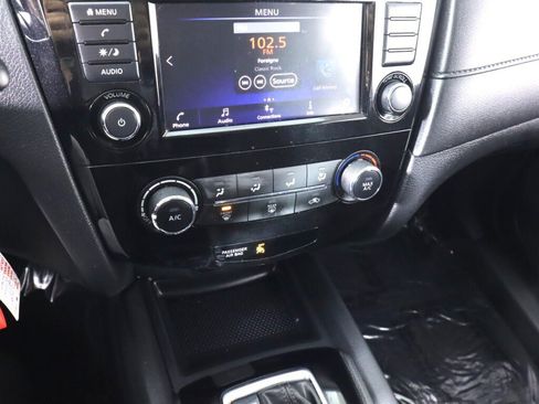 Used 2019 Nissan Rogue AWD image 18
