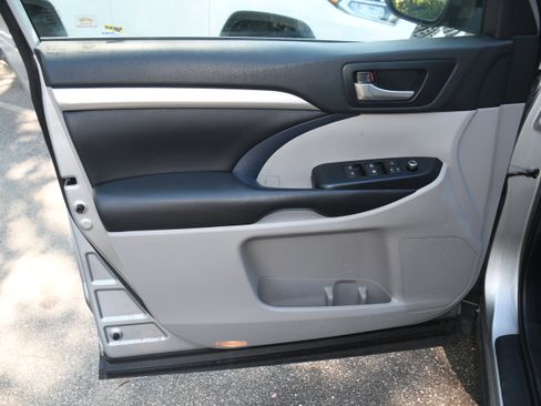 Used 2019 Toyota Highlander XLE image 10