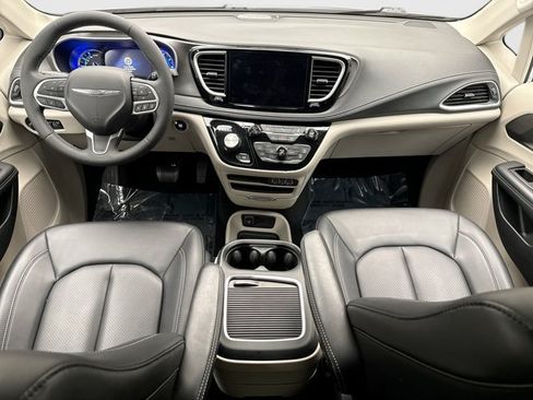 Used 2024 Chrysler Pacifica Limited FWD image 14