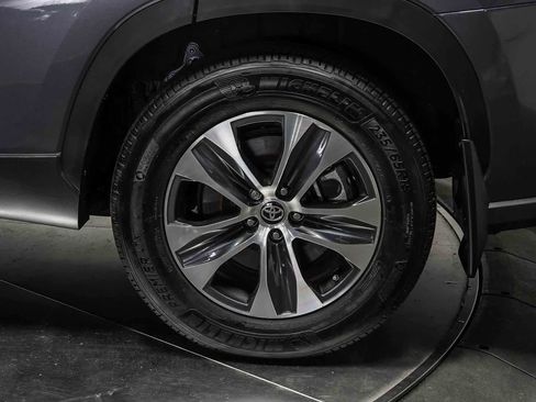 Certified 2023 Toyota Highlander XLE FWD image 10
