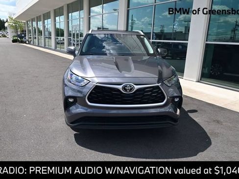 Used 2022 Toyota Highlander XLE AWD/4WD image 1