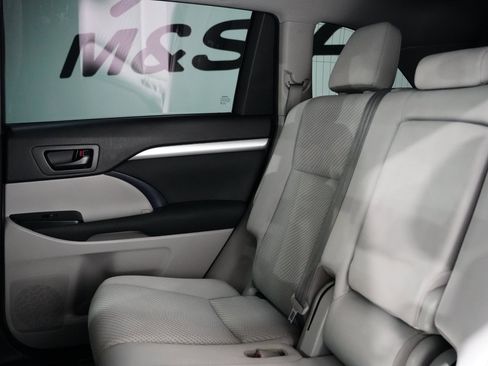 Used 2019 Toyota Highlander LE image 18