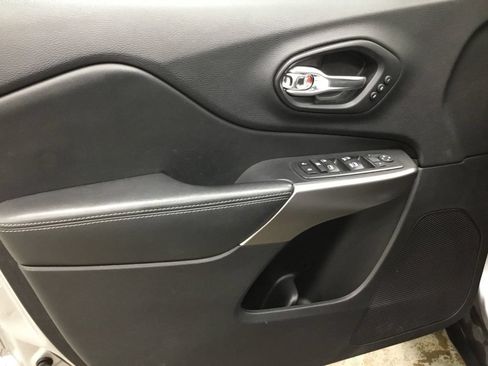 Used 2019 Jeep Cherokee Limited AWD/4WD image 8