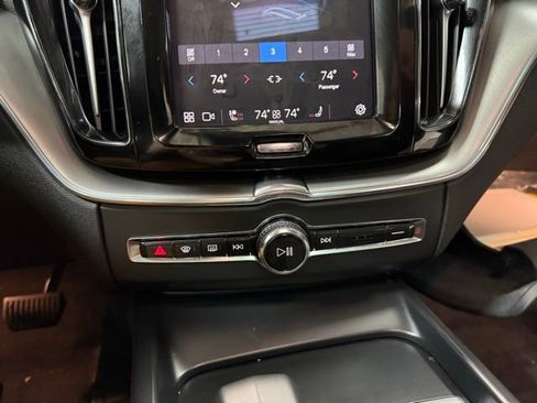 Used 2024 Volvo XC60 B5 Core image 17
