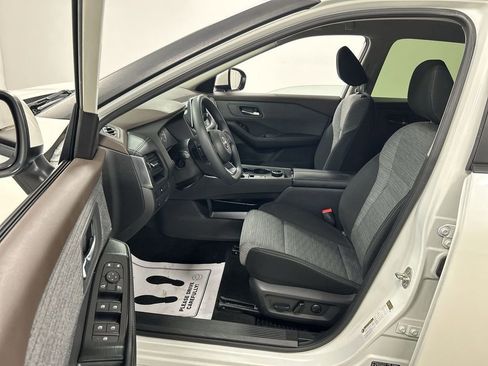 Used 2023 Nissan Rogue SV image 9