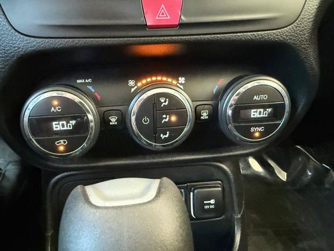 Used 2017 Jeep Renegade Altitude AWD/4WD image 20