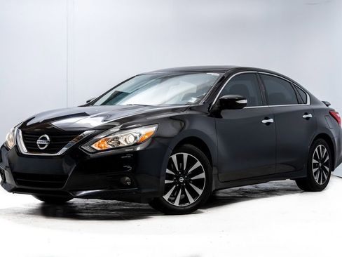 Used 2017 Nissan Altima 2.5 SV w/ Convenience Package FWD image 1