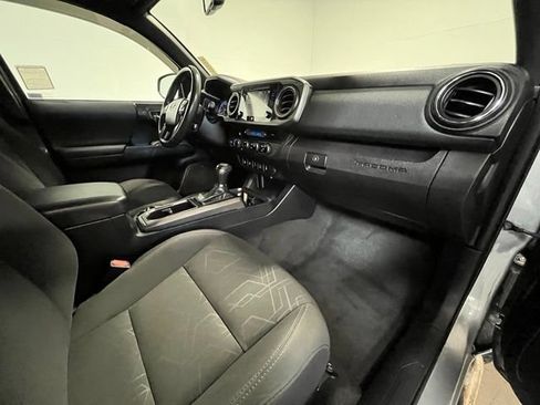 Used 2017 Toyota Tacoma TRD Off-Road AWD/4WD image 10