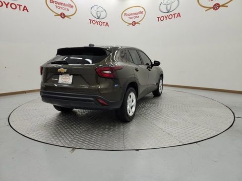 Used 2024 Chevrolet Trax LS w/ LS Convenience Package FWD image 8