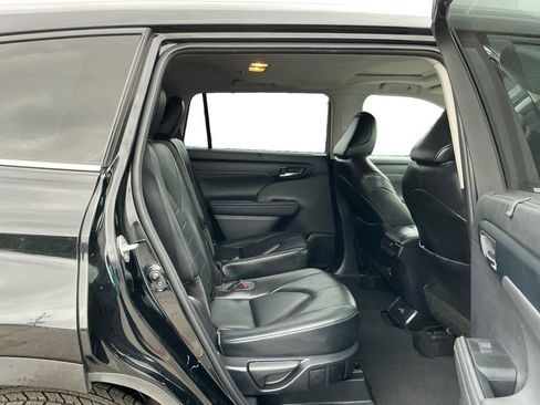 Used 2023 Toyota Highlander XLE AWD/4WD image 23