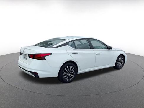 Used 2025 Nissan Altima 2.5 SV FWD image 15