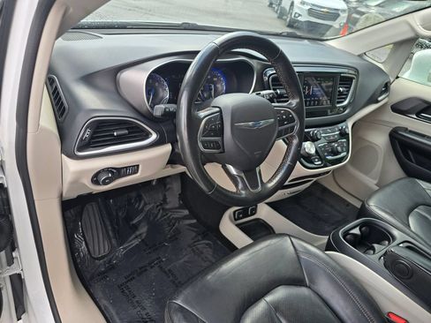 Used 2020 Chrysler Pacifica Touring-L FWD image 22