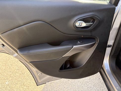 Used 2019 Jeep Cherokee Latitude w/ Cold Weather Group image 18