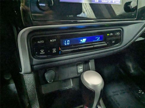 Used 2018 Toyota Corolla LE image 19