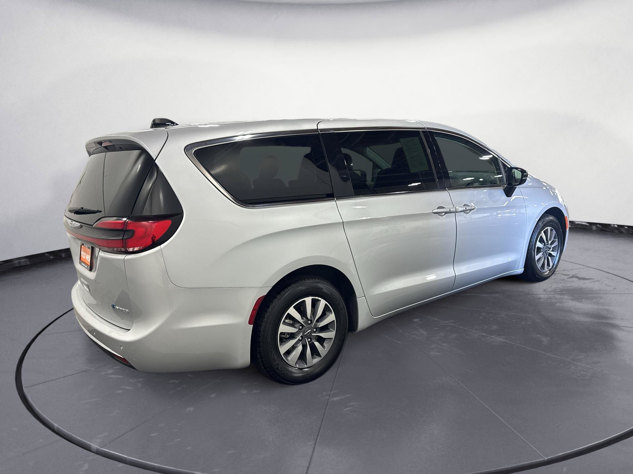 Used 2024 Chrysler Pacifica Limited FWD image 8