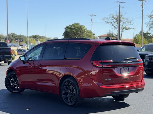 New 2026 Chrysler Pacifica Select w/ S Appearance Package image 6