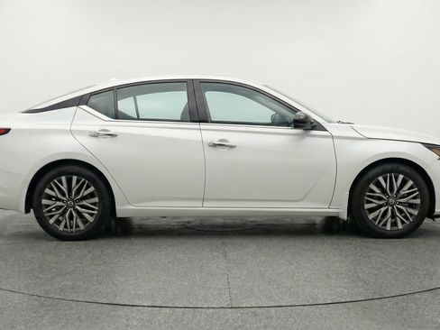 Used 2025 Nissan Altima 2.5 SV FWD image 8