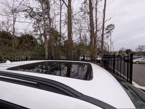 Used 2021 Ford Explorer XLT w/ Equipment Group 202A image 10