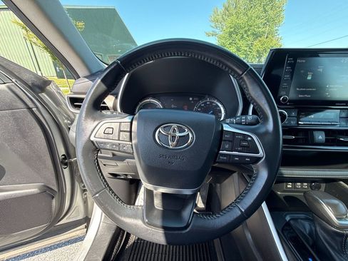 Used 2022 Toyota Highlander XLE AWD/4WD image 21