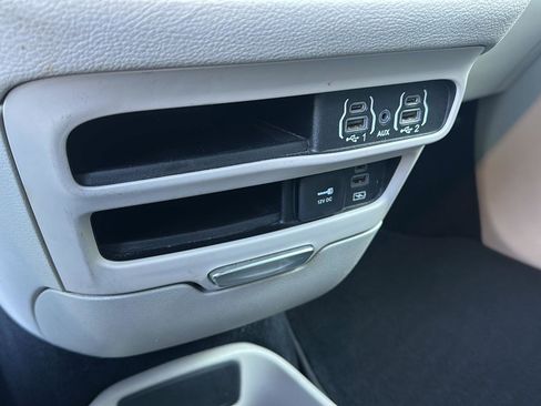 Used 2022 Chrysler Pacifica Touring-L image 37