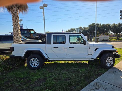 Used 2023 Jeep Gladiator Sport image 3