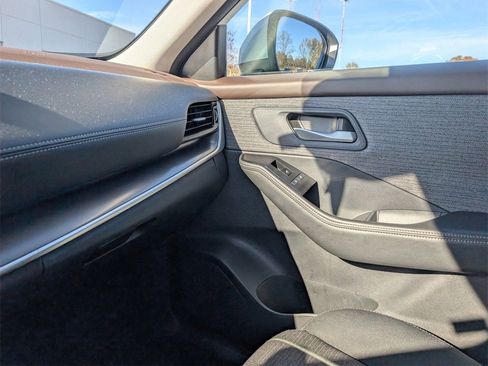 Used 2021 Nissan Rogue SV image 29