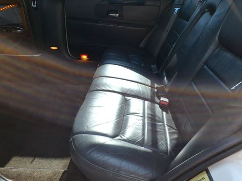 Used 1999 Lincoln Town Car Executive RWD image 14