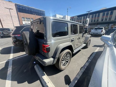 Used 2022 Jeep Wrangler Unlimited Sahara image 2