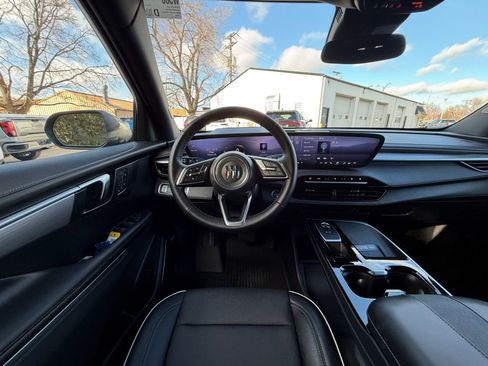 Used 2025 Buick Enclave Preferred w/ Power Package image 2