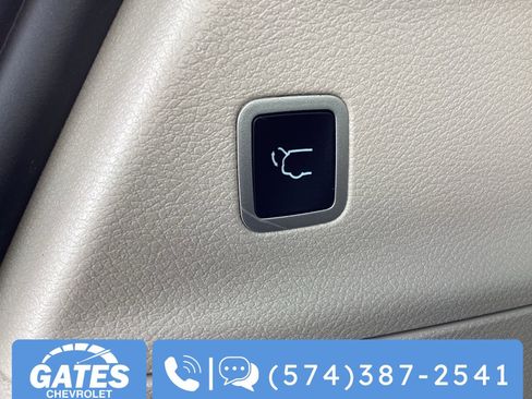 Used 2024 Chrysler Pacifica Touring-L image 12