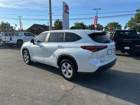 Certified 2023 Toyota Highlander L image 5