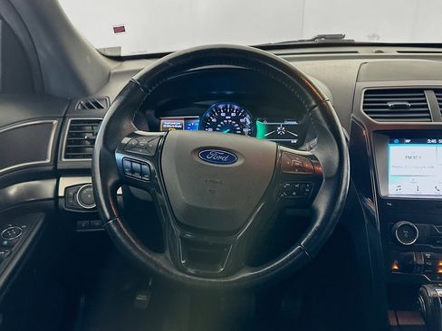 Used 2018 Ford Explorer XLT w/ Equipment Group 202A AWD/4WD image 17
