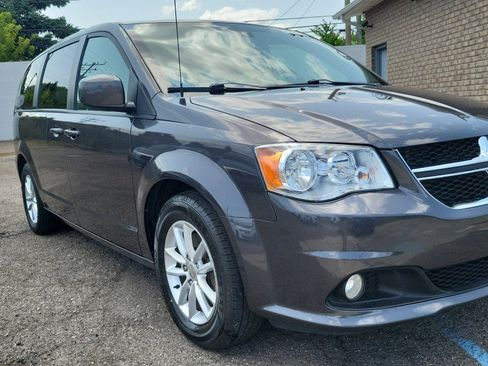 Used 2019 Dodge Grand Caravan SE FWD image 2
